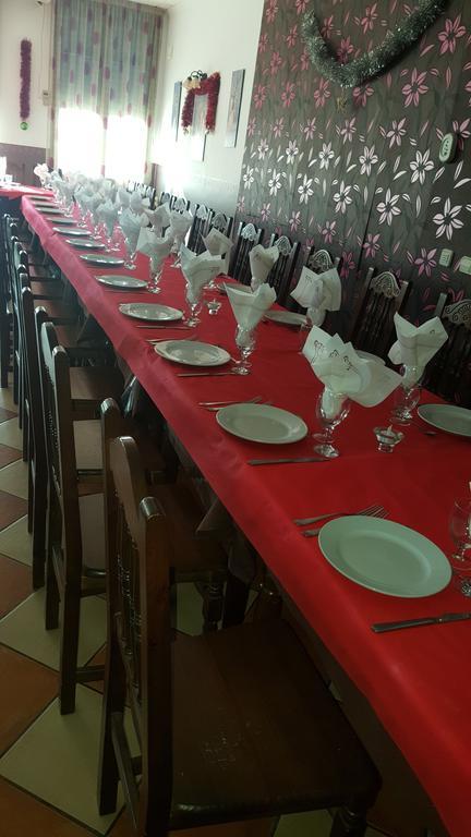 Carboneras de Guadazaón Hostal Cabanas מראה חיצוני תמונה